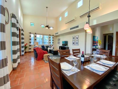 Villa Catalina- Beachfront Community Pool, Tennis