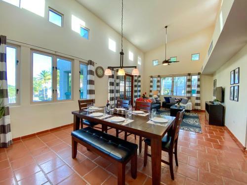 Villa Catalina- Beachfront Community Pool, Tennis