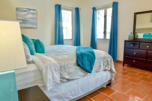 Villa Catalina- Beachfront Community Pool, Tennis