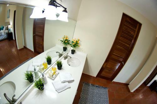 Villa Catalina- Beachfront Community Pool, Tennis