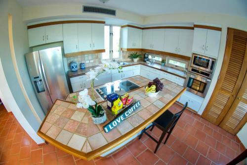 Villa Catalina- Beachfront Community Pool, Tennis
