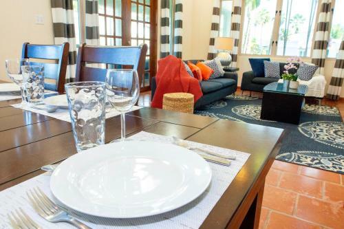 Villa Catalina- Beachfront Community Pool, Tennis