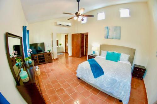 Villa Catalina- Beachfront Community Pool, Tennis