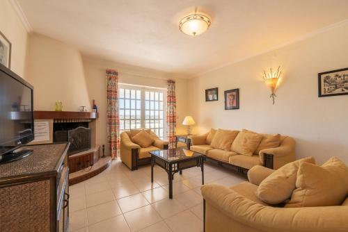 3-bed Villa In Albufeira 10 Min Drive To The Beach