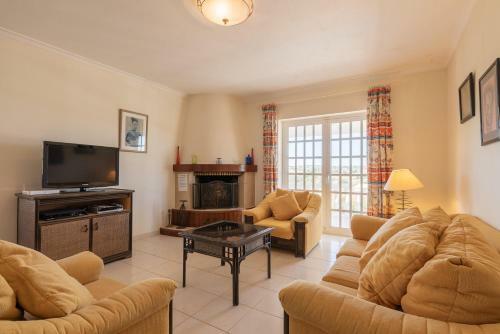 3-bed Villa In Albufeira 10 Min Drive To The Beach