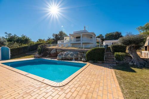 3-bed Villa In Albufeira 10 Min Drive To The Beach