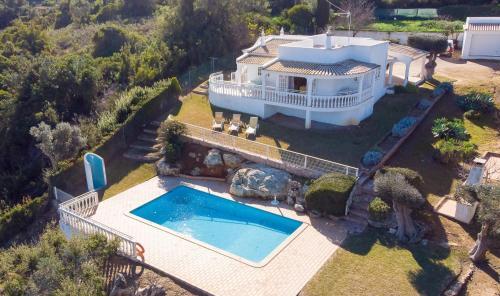 3-bed Villa In Albufeira 10 Min Drive To The Beach