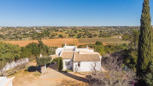 3-bed Villa In Albufeira 10 Min Drive To The Beach