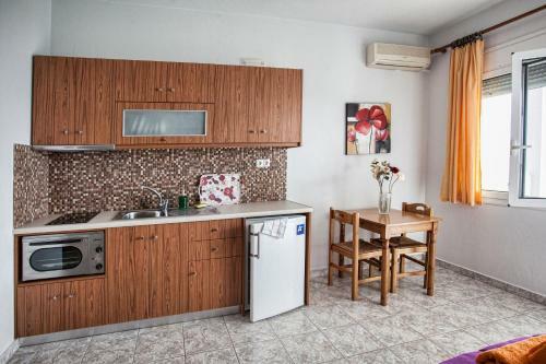 Chrisanthi Studios & Apartments