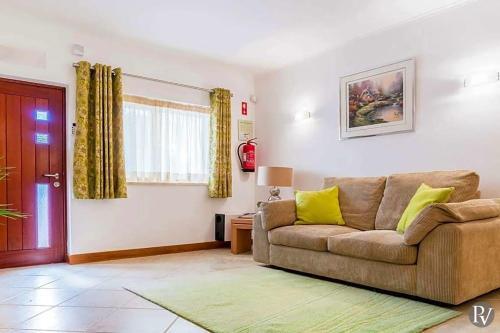 Alto Da Cerca Apartment Sleeps 3 With Pool And Air Con