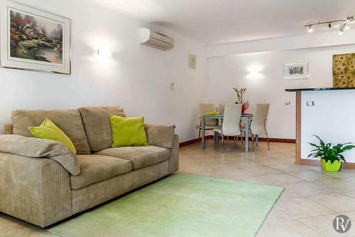 Alto Da Cerca Apartment Sleeps 3 With Pool And Air Con