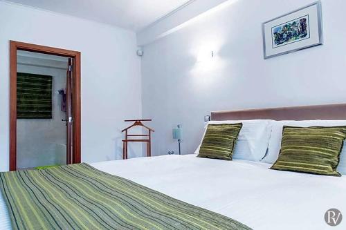 Alto Da Cerca Apartment Sleeps 3 With Pool And Air Con