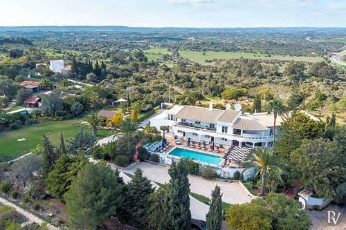 Alto Da Cerca Apartment Sleeps 4 With Pool And Air Con
