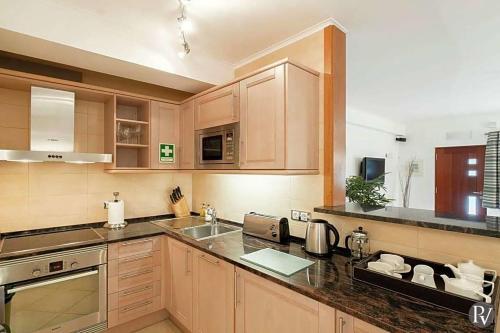 Alto Da Cerca Apartment Sleeps 4 With Pool And Air Con
