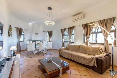 Barranco de Apra Villa Sleeps 6 With Pool Air Con And Wifi