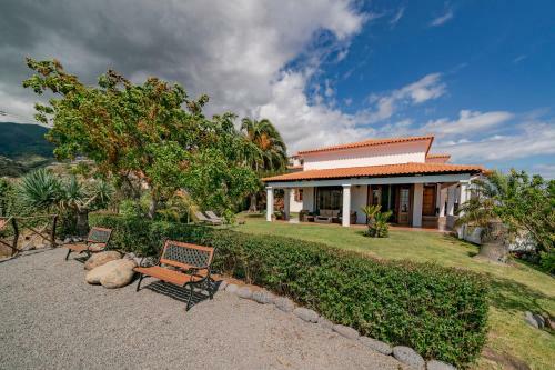 Southern Sunny House By An Island Apart