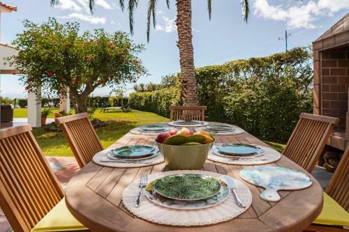 Southern Sunny House By An Island Apart