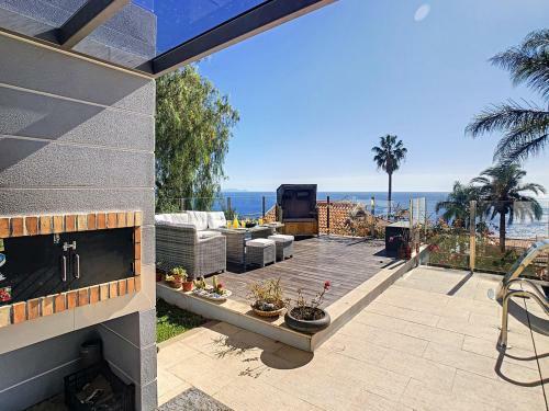 Canico De Baixo Villa Sleeps 6 With Pool