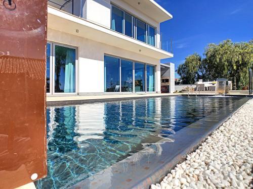 Canico De Baixo Villa Sleeps 6 With Pool