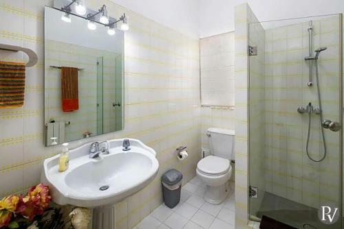 Carvoeiro Villa Sleeps 8 Pool Wifi