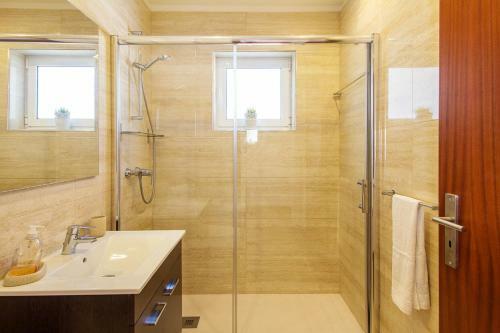 Vale Da Canada Villa Sleeps 8 With Pool And Wifi