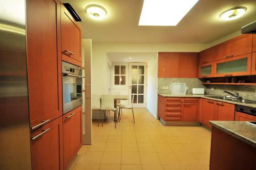 Cristelo Villa Sleeps 10 With Pool Air Con And Wifi