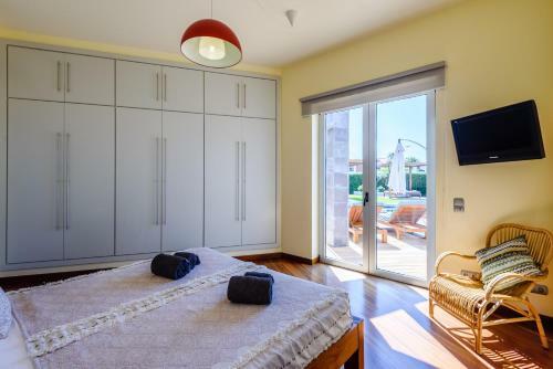 Ferragudo Premium Villa - Heatable Pool & River Views