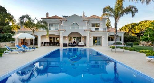 Ferrarias Villa Sleeps 12 With Pool Air Con And Wifi