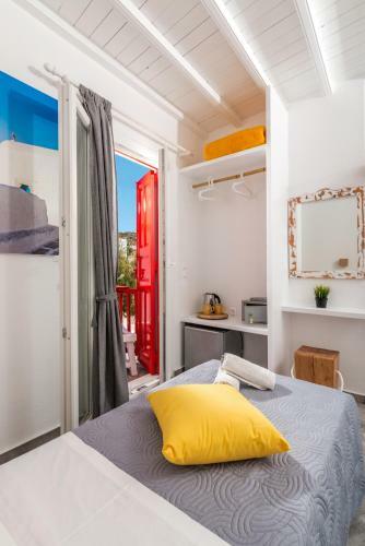 Hostal Orpheas Rooms
