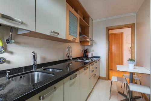 Lovelystay - Modern Apartment In Anjos