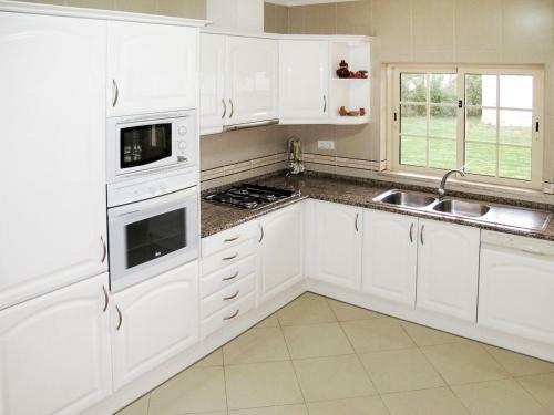 Olhao Villa Sleeps 8 With Pool And Air Con