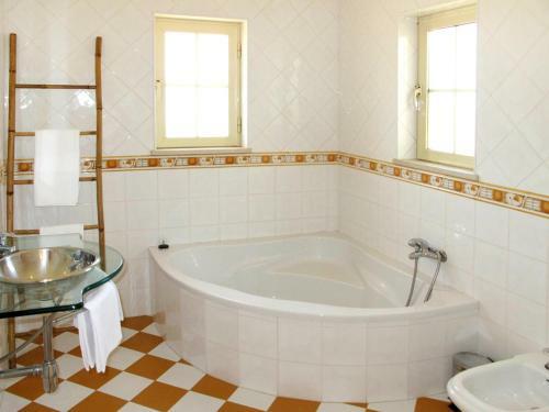 Olhao Villa Sleeps 8 With Pool And Air Con