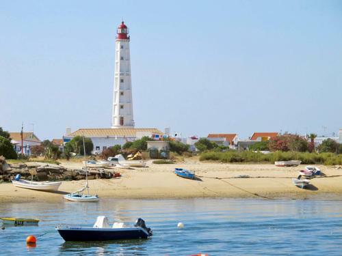 Olhao Villa Sleeps 8 With Pool And Air Con