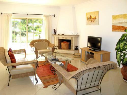 Olhao Villa Sleeps 8 With Pool And Air Con