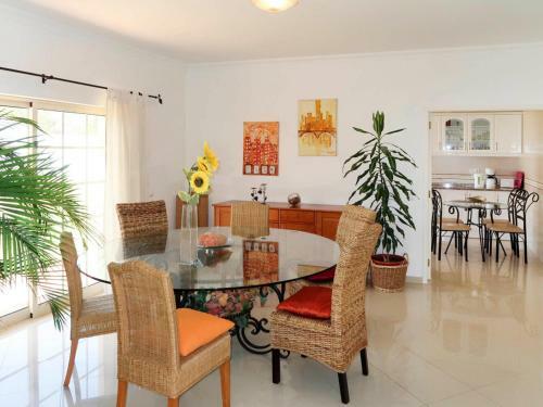 Olhao Villa Sleeps 8 With Pool And Air Con
