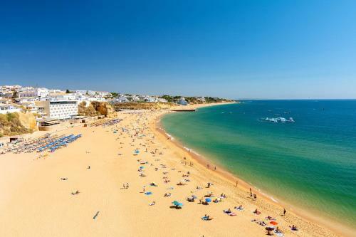 Olhos de Agua Villa Sleeps 6 With Pool And Air Con
