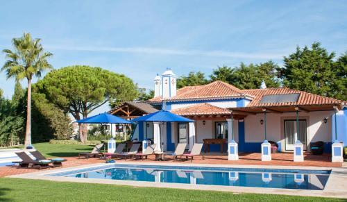 Olhos de Agua Villa Sleeps 6 With Pool And Air Con