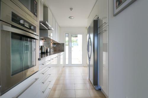 Lovelystay - Divine 3bdr Duplex House W/ Pool & Garden