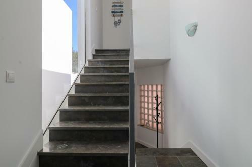 Lovelystay - Divine 3bdr Duplex House W/ Pool & Garden