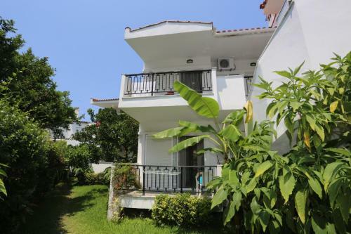 Iris Apartments