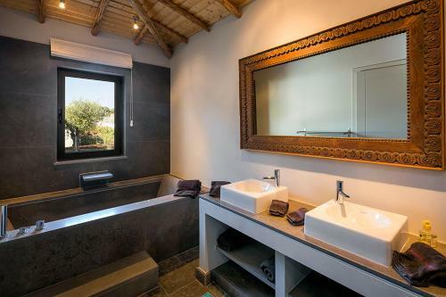 Rocha Brava Villa Sleeps 12 With Pool And Air Con