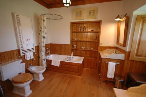 Ponte De Lima Villa Sleeps 14 With Pool