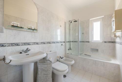 Apartamento T2 O�sis Parque, Piscinas, Jacuzzi E T�nis!