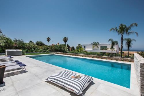 Faro Villa Sleeps 12 With Pool And Air Con