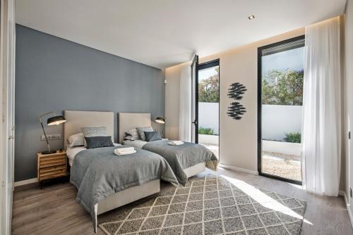 Faro Villa Sleeps 12 With Pool And Air Con