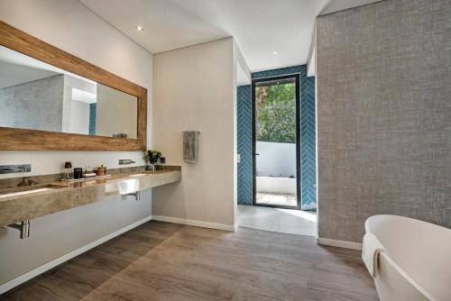 Faro Villa Sleeps 12 With Pool And Air Con