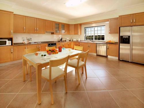 Roja- Pe Villa Sleeps 8 With Pool Air Con And Wifi