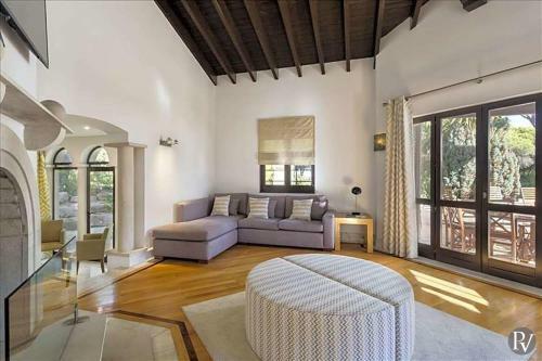 Roja- Pe Villa Sleeps 10 With Pool Air Con And Wifi
