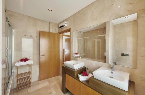 Gorgeous Townhouse In Tavira Centre, Shared Pool