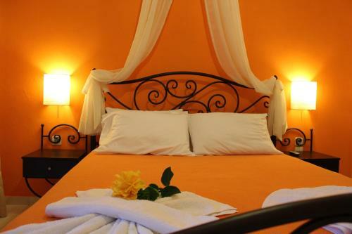 Hostal Morpheas Pension Rooms & Apartments